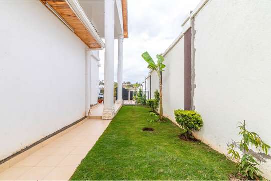 5 Bed House with En Suite in Thika Road image 21