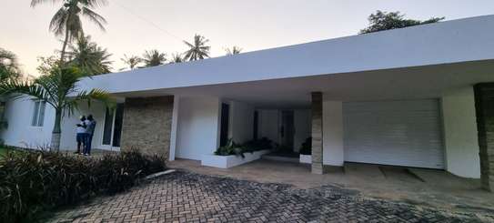 3 Bed Villa with En Suite at Aloo Drive image 2
