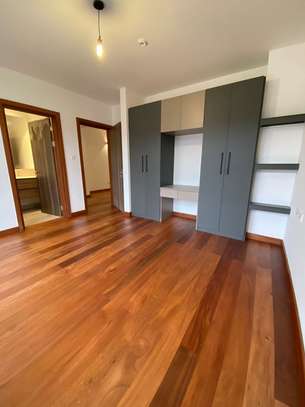 4 Bed Apartment with En Suite in Rosslyn image 12