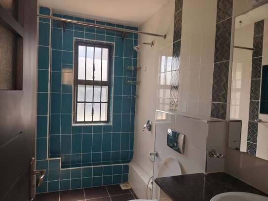 6 Bed House with En Suite in Runda image 2