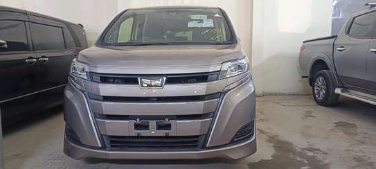Toyota Noah gold 2018 image 3