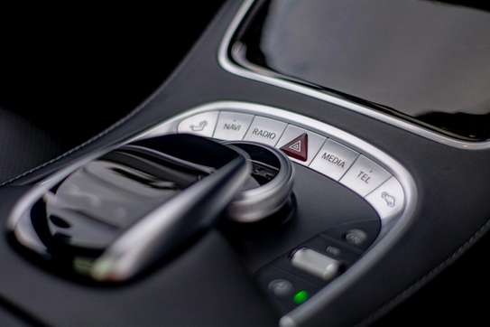 Mercedes Benz S550 image 8
