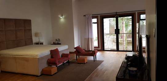 5 Bed Villa with En Suite at Mugumo Road image 2