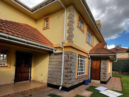4 bedroom villa with sq to let/sale in Runda image 4