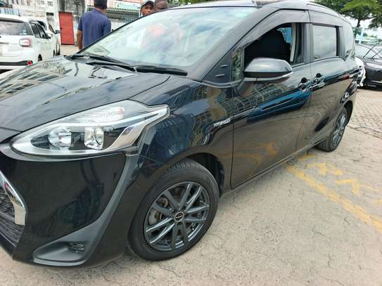 Toyota sienta hybrid image 4