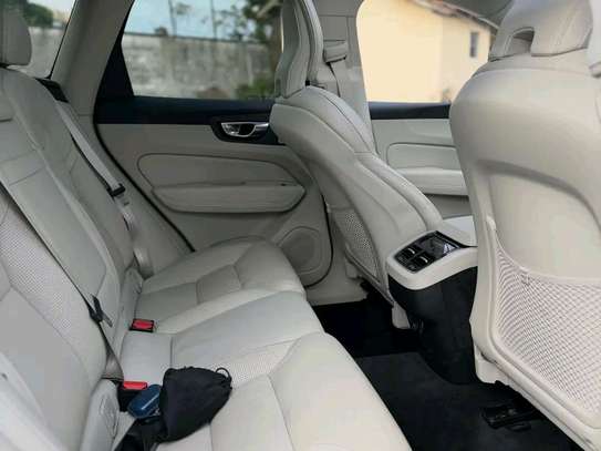 2019 VOLVO XC90 D4 image 8