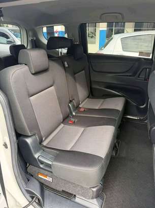 Toyota sienta image 5