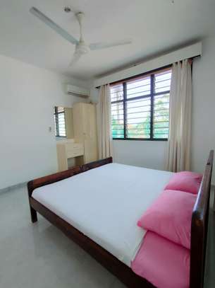 Airbnb room in a shared 2bd apartment with a swimming pool. image 8
