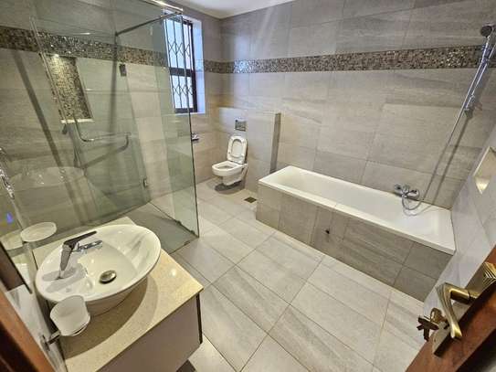 5 Bed House with En Suite in Lavington image 2