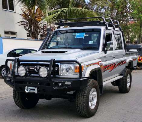 Land cruiser pickup on sale in Kenya image 2