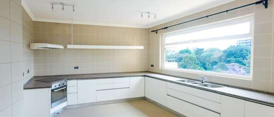 5 Bed Apartment with En Suite in Brookside image 4