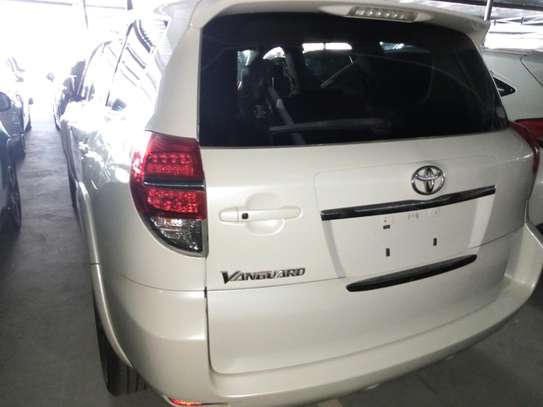 White Toyota Vanguard image 4