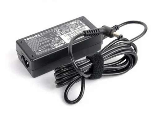 Toshiba 19V 2.37A 45W charger image 3