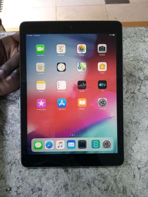 Apple iPad Air 1 image 1