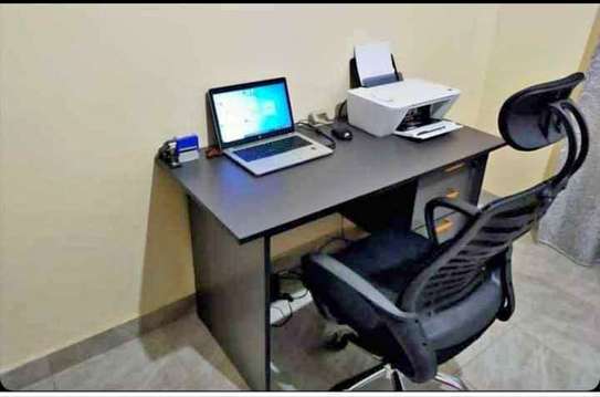 Office seat and desk image 1