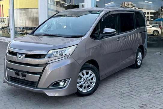 TOYOTA NOAH image 6