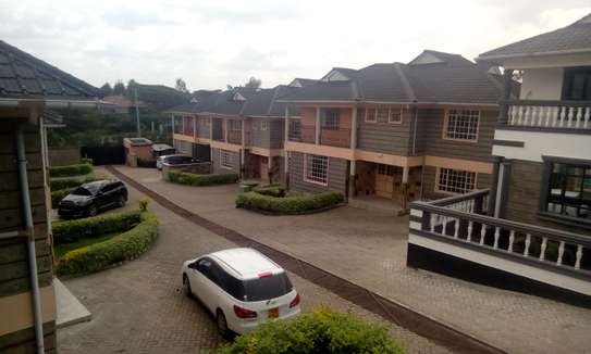 Spacious 5bedroom townhouses image 1