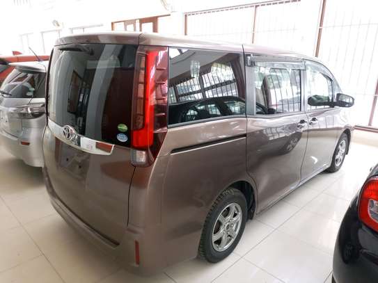 TOYOTA NOAH image 5