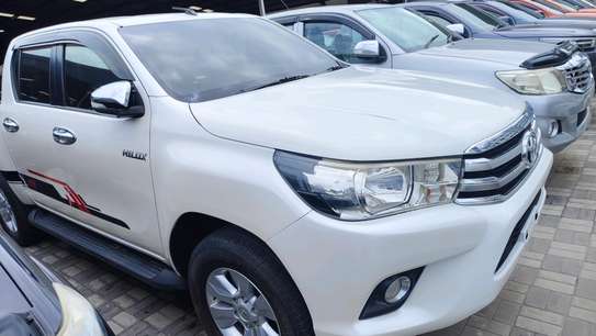 Toyota Hilux double cabin white 2017 image 1