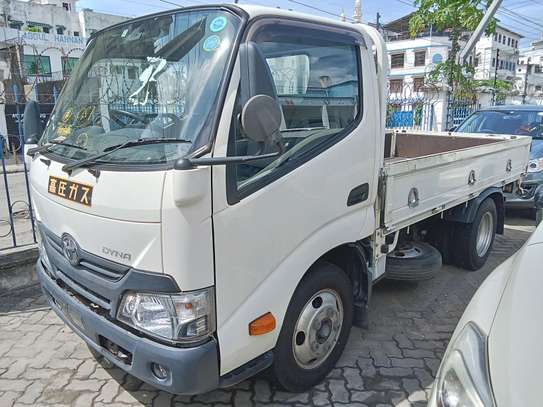 TOYOTA DYNA MANUAL SAME SIZE TYRES image 3