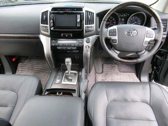 2016 Toyota Landcruiser V8 with leather and SUNROOF 8 Seater image 4