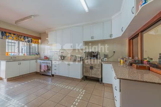 4 Bed House with Garden in Lavington image 8