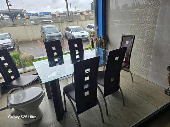 Dining table 6 seater. image 3