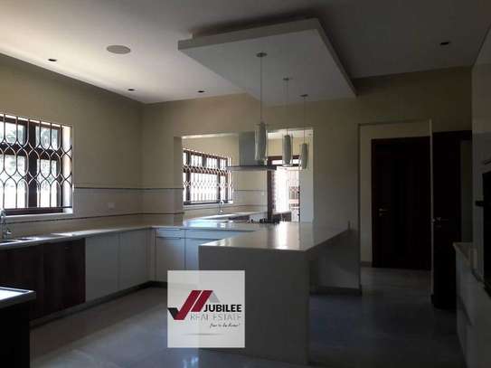 5 Bed House with En Suite in Runda image 5