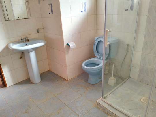 6 Bed House with En Suite in Runda image 4