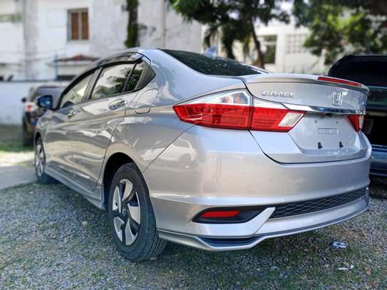Honda Grace Silver 2018 hybrid image 6
