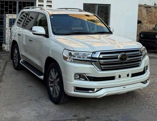 Toyota Land cruiser v8 2018 model image 10