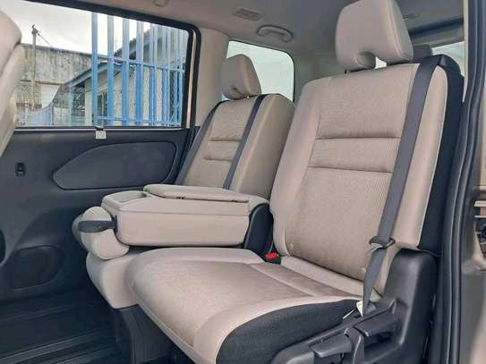 Nissan  Serena hybrid image 3