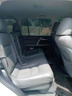 Land Cruiser V8 image 3