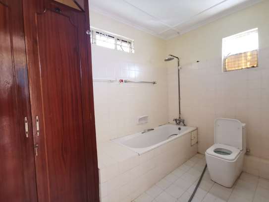 4 Bed Townhouse with En Suite in Mountain View image 6