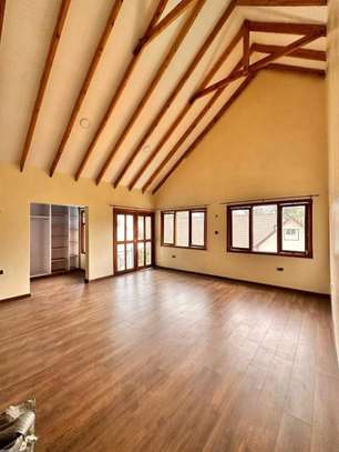 6 Bed House with En Suite in Ridgeways image 9