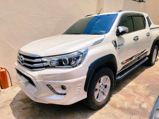 Toyota Hilux double cabin white 2017 diesel image 2