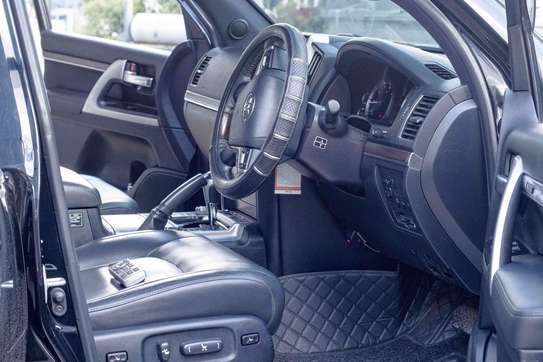 Toyota Landcruiser V8 for hire in kenya image 3