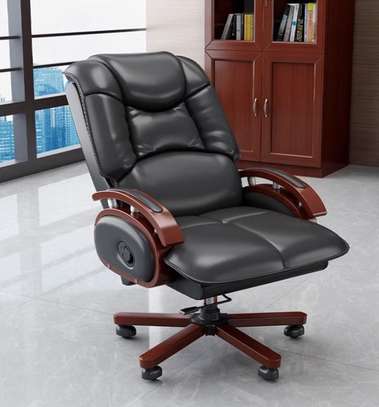 Office chair: Black leather directors executive chair image 3