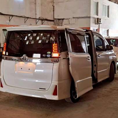 Toyota VoxY ZR White 2018 image 10