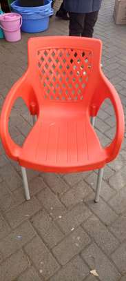 Plastic chair with metallic tubing legs. image 3