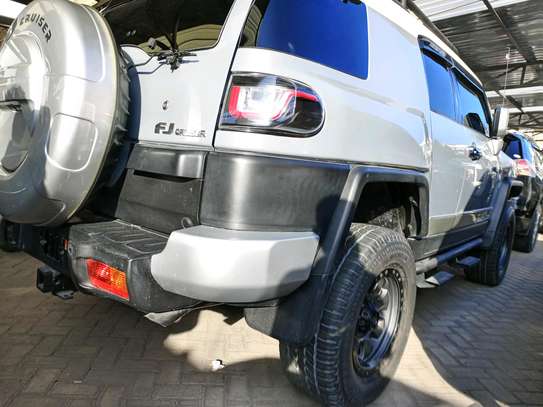 Toyota FJ cruiser grey image 5