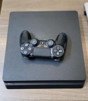 PRE OWNED (USED) 500gb slim Ps4 with 1 controller image 3