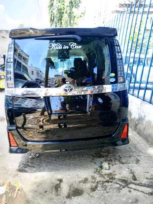 Toyota voxy black image 12
