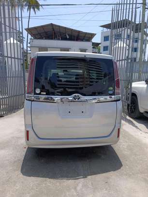 Toyota Noah 8seater image 5