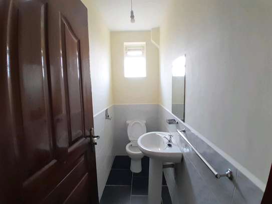 2 bedroom apartment en suite image 9