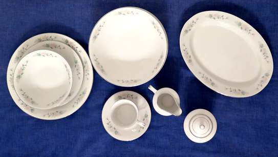 FOR SALE QUALITY DINNERWARE / 88 PIECES  / SERVICES FOR 16 image 3