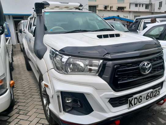 Toyota hilux double cabin auto diesel 2017 image 2