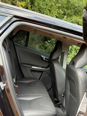 Make Volvo V60 black color fully loaded 2018 model image 7