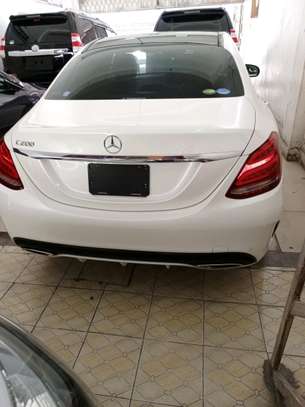 Mercedes Benz C200 image 4