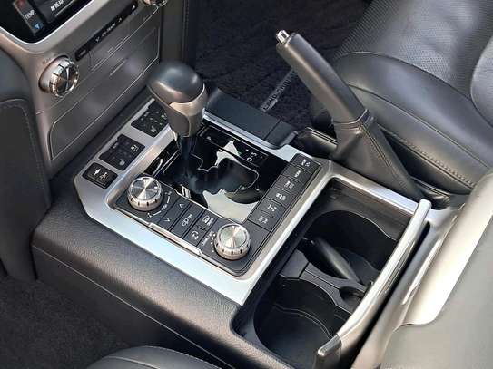 Toyota land Cruiser ZX V8 white 2018 image 5